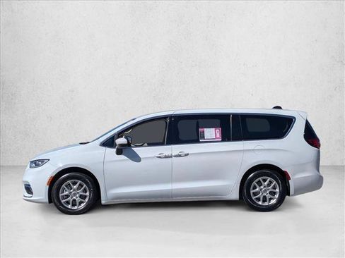 Used 2023 Chrysler Pacifica Touring-L image 9
