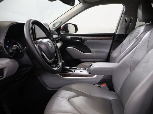 Used 2022 Toyota Highlander Limited FWD image 11