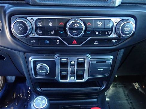 Used 2022 Jeep Wrangler Unlimited Sahara w/ Cold Weather Group image 17