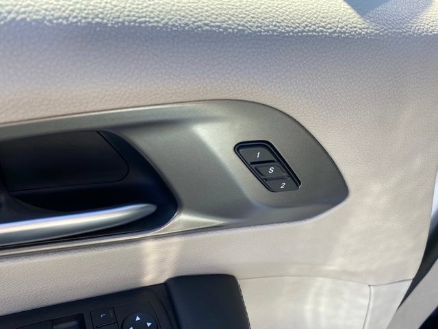 Used 2024 Chrysler Pacifica Touring-L FWD image 15