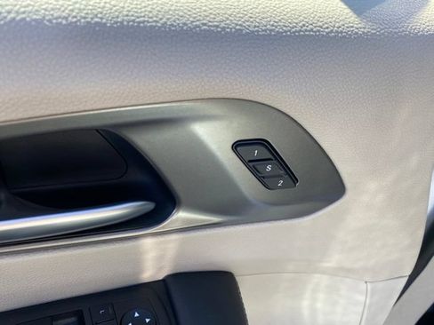 Used 2024 Chrysler Pacifica Touring-L FWD image 15