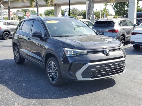 Used 2025 Volkswagen Taos SE w/ Panoramic Sunroof Package image 7