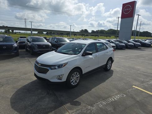 Used 2020 Chevrolet Equinox LS FWD image 2