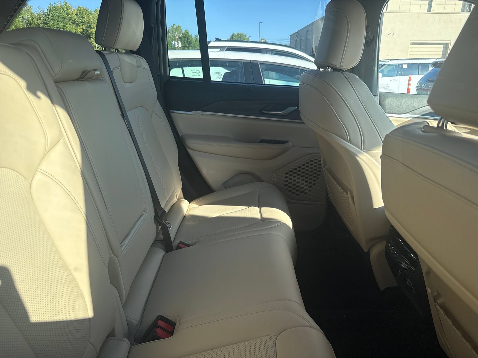Used 2025 Jeep Grand Cherokee Limited w/ Luxury Tech Group II AWD/4WD image 10