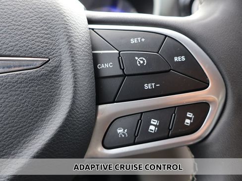 Used 2023 Chrysler Pacifica Touring-L FWD image 3