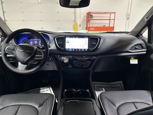 New 2026 Chrysler Pacifica Limited image 10