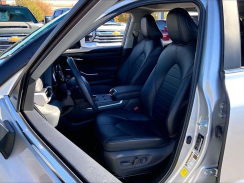 Used 2023 Toyota Highlander XLE image 7