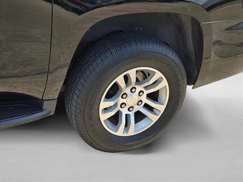 Used 2018 Chevrolet Suburban LT image 23