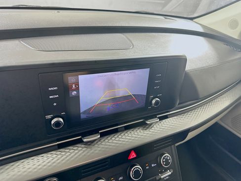 Used 2024 Kia Carnival LX image 21