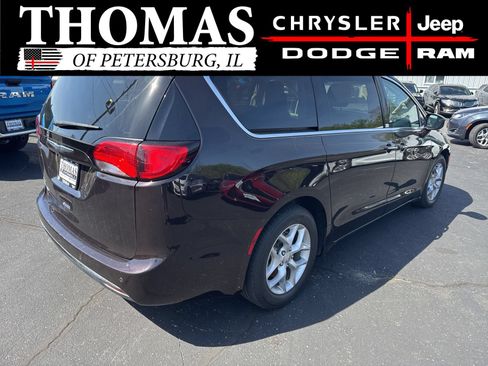 Used 2019 Chrysler Pacifica Touring Plus w/ Tire & Wheel Group FWD image 7