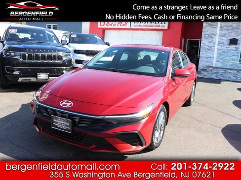 Used 2024 Hyundai Elantra SEL image 1