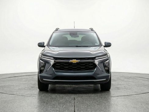 Used 2025 Chevrolet Trax LT FWD image 2