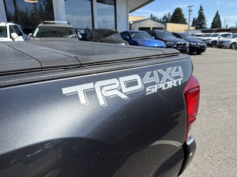 Used 2017 Toyota Tacoma TRD Sport w/ Tow Package AWD/4WD image 5