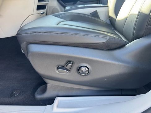 Used 2024 Chrysler Pacifica Touring-L image 16