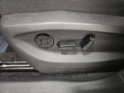 Used 2025 Volkswagen Tiguan SE w/ Panoramic Sunroof Package AWD/4WD image 15