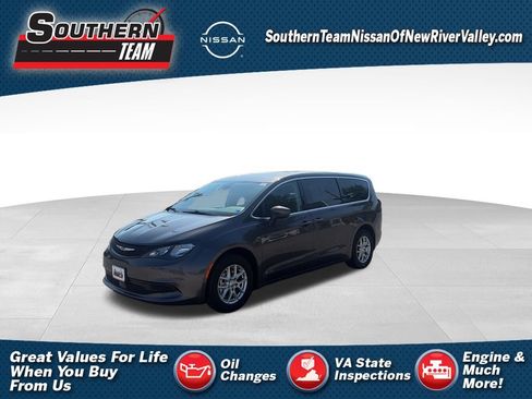 Used 2023 Chrysler Voyager LX FWD image 1