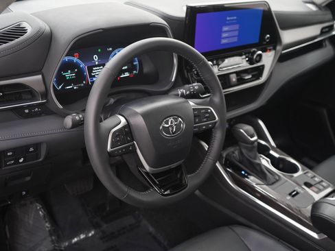 Used 2025 Toyota Highlander Limited AWD/4WD image 21