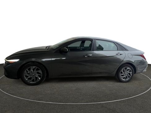 Used 2024 Hyundai Elantra SEL image 2