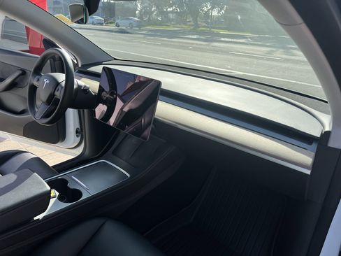 Used 2022 Tesla Model Y Long Range image 35