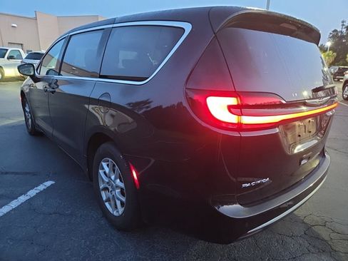 Used 2023 Chrysler Pacifica Touring-L FWD image 4