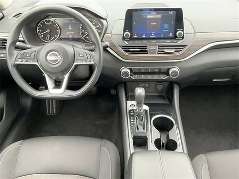 Used 2024 Nissan Altima 2.5 SV image 12