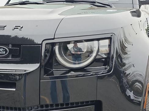 New 2026 Land Rover Defender 110 X-Dynamic SE image 32