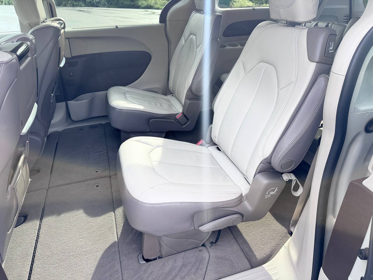 Used 2017 Chrysler Pacifica Touring-L Plus FWD image 5