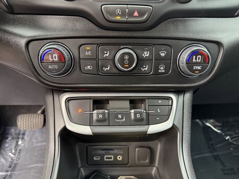 Used 2024 GMC Terrain SLT image 27