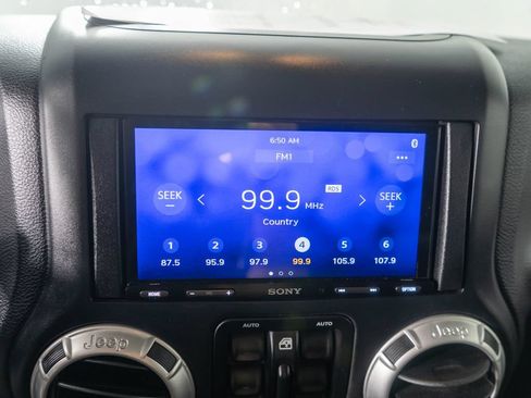 Used 2016 Jeep Wrangler Unlimited Sahara w/ Connectivity Group AWD/4WD image 18