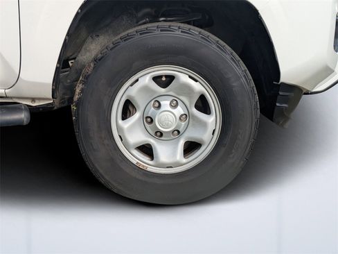Used 2017 Toyota Tacoma SR image 11