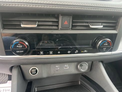 Used 2023 Nissan Rogue SV image 28