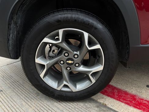 Used 2025 Chevrolet Trax LT FWD image 9