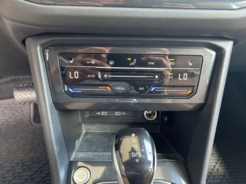 Used 2024 Volkswagen Tiguan SE w/ Panoramic Sunroof Package FWD image 18