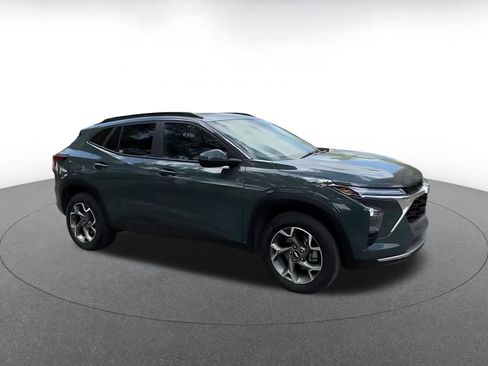 Used 2025 Chevrolet Trax LT image 2