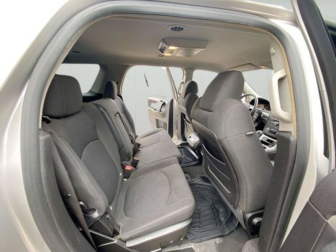 Used 2007 Saturn Outlook XE w/ Advanced Audio Pkg FWD image 32