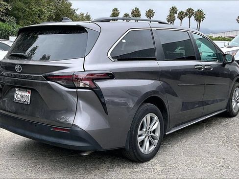 Used 2023 Toyota Sienna XLE w/ XLE Plus Package FWD image 4