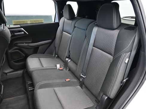 Used 2022 Mitsubishi Outlander ES image 36