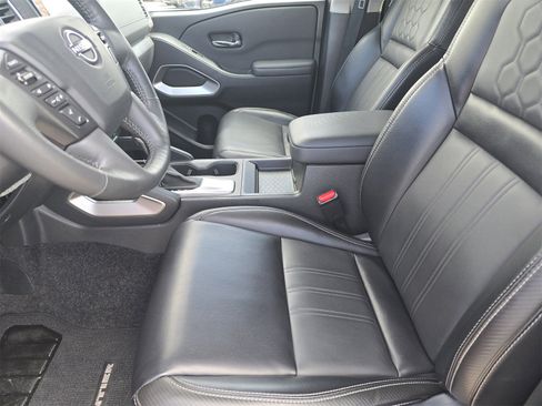 Used 2024 Nissan Frontier SL image 12