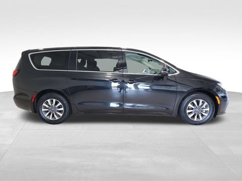 Used 2023 Chrysler Pacifica Touring-L FWD image 5
