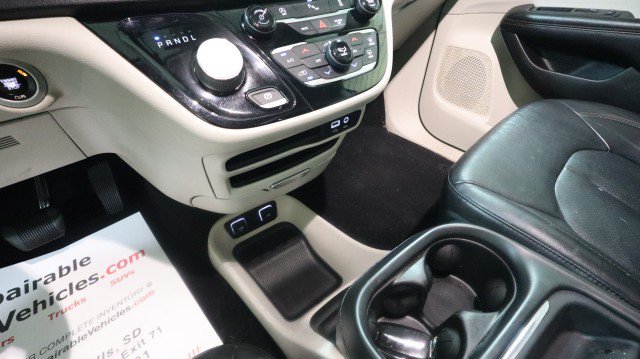Used 2020 Chrysler Pacifica Touring-L FWD image 19