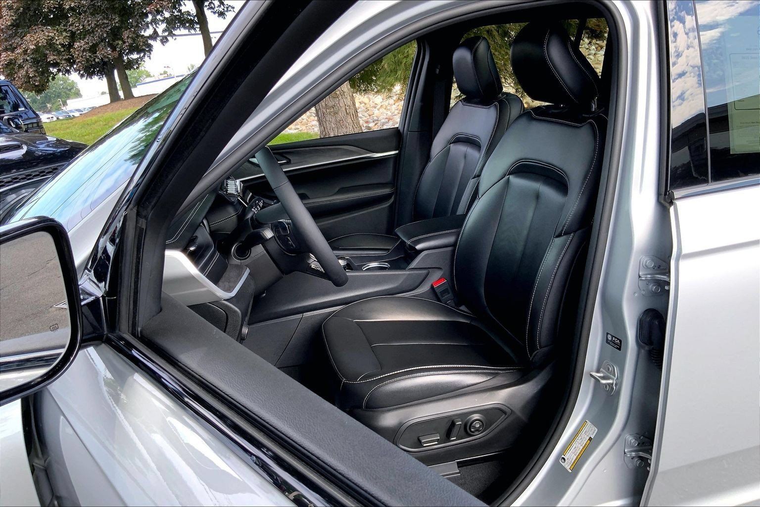 Certified 2025 Jeep Grand Cherokee Limited w/ Black Appearance Package AWD/4WD image 7