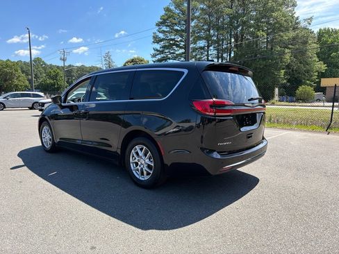 Used 2023 Chrysler Pacifica Touring-L FWD image 7