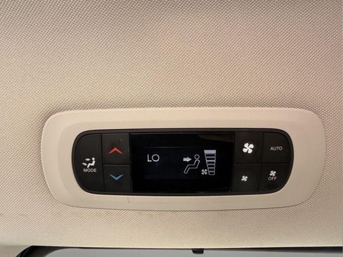 Used 2023 Chrysler Pacifica Touring-L FWD image 35