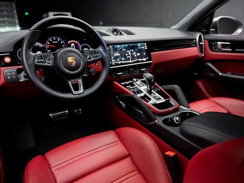 Used 2023 Porsche Cayenne Turbo image 2