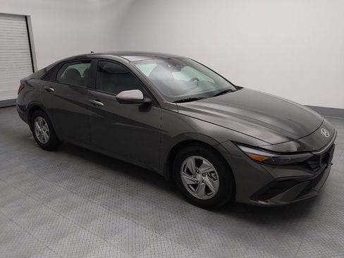 Used 2025 Hyundai Elantra SE FWD image 11