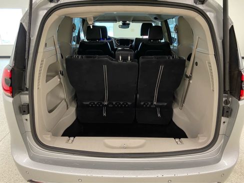 Used 2024 Chrysler Pacifica Touring-L image 7