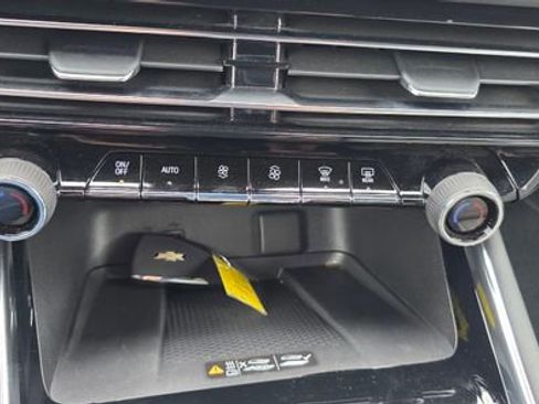 Used 2025 Chevrolet Traverse LT FWD image 24