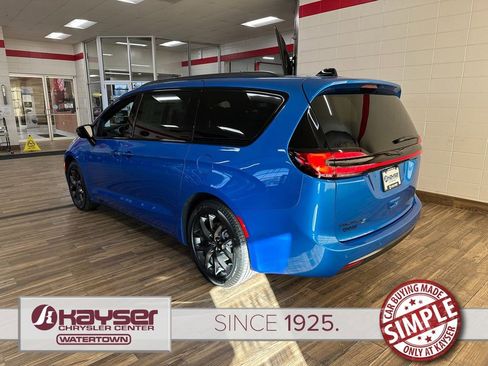 New 2026 Chrysler Pacifica Select w/ S Appearance Package FWD image 3