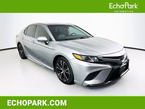 Used 2020 Toyota Camry SE FWD image 1