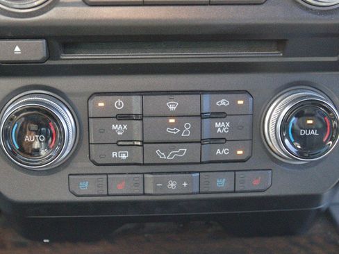 Used 2015 Ford F150 Platinum w/ Equipment Group 701A Luxury AWD/4WD image 29